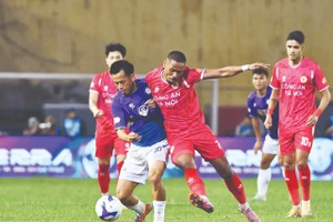 Đội Hà Nội FC (áo tím) giành chiến thắng trước đội Công an Hà Nội với tỷ số 2-1. (Ảnh: TRẦN HẢI)