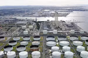 Các bể chứa tại nhà máy chế biến dầu ở quận Chiba, miền Đông Nhật Bản. (Ảnh: Kyodo/TTXVN)