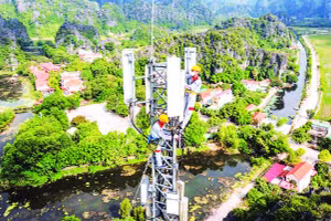 Lắp đặt trạm phát sóng 5G của Viettel. (Ảnh VIỆT HẢI)