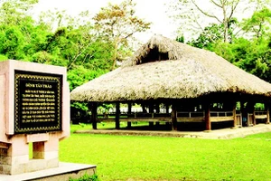 Ngày 16/8/1945, hơn 60 đại biểu dự Quốc dân Đại hội do Mặt trận Việt Minh triệu tập ở đình Tân Trào (Tuyên Quang) quyết định Tổng khởi nghĩa. Trong ảnh: Đình Tân Trào, nơi diễn ra Quốc dân đại hội- tiền thân của Quốc hội Việt Nam.