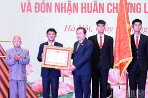 Chủ tịch Quốc hội Trần Thanh Mẫn trao Huân chương Lao động hạng Nhất tặng Hội đồng Dân tộc. (Ảnh: DUY LINH)