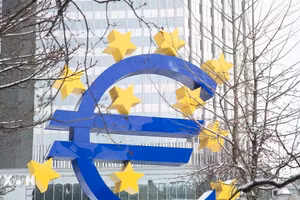 Biểu tượng đồng euro tại Frankfurt (Đức). (Ảnh: THX/TTXVN)