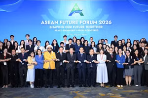 Các đại biểu chụp ảnh kỷ niệm tại phiên bế mạc Diễn đàn. (Ảnh: TRẦN HẢI)