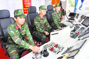 Chiến sĩ Tàu 51-11-86, Lữ đoàn 649 nghiên cứu làm chủ trang thiết bị hiện đại, bảo đảm vận hành phương tiện vận tải an toàn, hiệu quả. (Ảnh ĐĂNG KHOA)