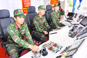 Chiến sĩ Tàu 51-11-86, Lữ đoàn 649 nghiên cứu làm chủ trang thiết bị hiện đại, bảo đảm vận hành phương tiện vận tải an toàn, hiệu quả. (Ảnh ĐĂNG KHOA)