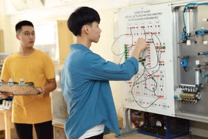 Đào tạo nguồn nhân lực phải gắn với nhu cầu sử dụng lao động thực tế. Trong ảnh: Sinh viên Khoa Điện-Cơ điện tử, Trường đại học Phương Đông trong tiết thực hành. (Ảnh THẾ ĐẠI)