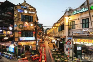 Phố cổ Hà Nội lên đèn lúc hoàng hôn. Đây là một trong những điểm đến thu hút đông đảo du khách trong nước và quốc tế ghé thăm. (Ảnh: THÀNH ĐẠT)