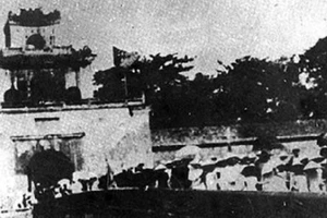 Nhân dân Thừa Thiên-Huế tham gia giành chính quyền và kéo vào cửa Thượng Tứ ngày 23/8/1945, ngày cách mạng thắng lợi tại Huế. (Ảnh: Tư liệu TTXVN)