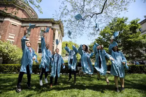 Các sinh viên tốt nghiệp chụp ảnh lưu niệm trong khuôn viên Đại học Columbia, Mỹ. (Ảnh tư liệu/Xinhua)