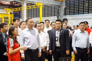 Tổng Bí thư, Chủ tịch nước Tô Lâm thăm Trung tâm Thử nghiệm Đường sắt Singapore. (Ảnh: TTXVN)