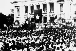 Cuộc mít tinh phát động khởi nghĩa giành chính quyền do Mặt trận Việt Minh tổ chức tại Nhà hát Lớn Hà Nội ngày 19/8/1945. Ảnh tư liệu