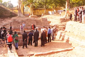 Các nhà khoa học tham quan vị trí khảo cổ tại Hoàng thành Thăng Long. Ảnh: HOÀNG HOA