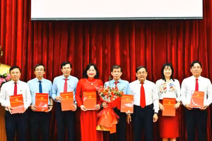 Trưởng Ban Tổ chức Đảng ủy các Cơ quan Đảng TPHCM Nguyễn Cao Lễ trao Quyết định chuẩn y kết quả bầu Ban Chấp hành Đảng bộ Báo Sài Gòn Giải Phóng, nhiệm kỳ 2025-2030. (Ảnh: VIỆT DŨNG)