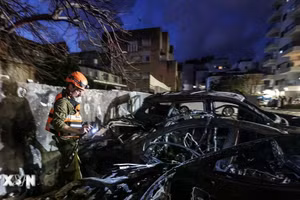 Lực lượng an ninh Israel làm nhiệm vụ tại hiện trường vụ tấn công bằng rocket từ lực lượng Hezbollah ở Liban xuống thành phố Nahariya, miền bắc Israel ngày 26/3. (Ảnh: THX/TTXVN)