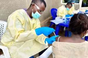 Nhân viên y tế tiêm vaccine phòng Ebola cho người dân tại Bắc Kivu, CHDC Congo. Ảnh: THX/TTXVN 