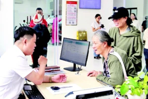 Cán bộ phường Hải Châu, thành phố Đà Nẵng, hướng dẫn người dân giải quyết thủ tục hành chính. (Ảnh nhandan.vn)