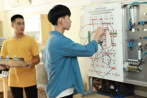 Đào tạo nguồn nhân lực phải gắn với nhu cầu sử dụng lao động thực tế. Trong ảnh: Sinh viên Khoa Điện-Cơ điện tử, Trường đại học Phương Đông trong tiết thực hành. (Ảnh THẾ ĐẠI)