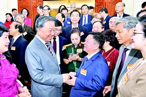 Tổng Bí thư Tô Lâm với các đại biểu trí thức, nhà khoa học, văn nghệ sĩ, ngày 6/8/2025. (Ảnh ĐĂNG KHOA)