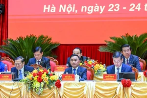 Đồng chí Trần Cẩm Tú, Ủy viên Bộ Chính trị, Thường trực Ban Bí thư, Bí thư Đảng ủy các cơ quan Đảng Trung ương cùng các đồng chí Đoàn Chủ tịch điều hành Đại hội. (Ảnh DUY LINH)