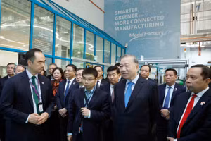 Tổng Bí thư, Chủ tịch nước Tô Lâm thăm Nhà máy mẫu cho công nghệ sản xuất tiên tiến của Singapore. (Ảnh: TTXVN)