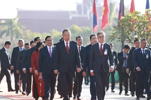 Tổng Bí thư Tô Lâm; Thủ tướng Phạm Minh Chính; Chủ tịch Quốc hội Trần Thanh Mẫn đến đặt vòng hoa tưởng niệm tại Đài tưởng niệm các chiến sĩ vô danh. (Ảnh: Dương Giang/TTXVN)