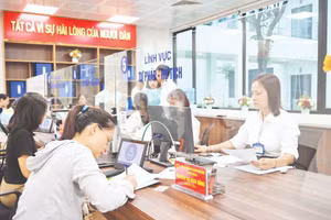 Người dân làm thủ tục hành chính tại Điểm tiếp nhận phục vụ hành chính công phường Đống Đa, Thành phố Hà Nội. (Ảnh: THẾ ĐẠI)