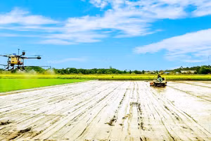 Bà con nông dân thành phố Cần Thơ ứng dụng công nghệ cao vào sản xuất.