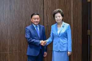 Thường trực Ban Bí thư Trần Cẩm Tú và Phó Chủ tịch Chính hiệp toàn quốc Trung Quốc Hàm Huy. (Ảnh: DUY LINH)