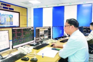 Trung tâm điều khiển các trạm biến áp và quản lý sự cố điện lực Ninh Bình. (Ảnh: THU THẢO)