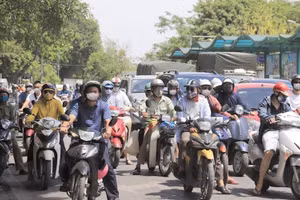 Lượng xe máy quá lớn là một trong những nguyên nhân gây ùn tắc giao thông và ô nhiễm môi trường không khí ở Hà Nội. 