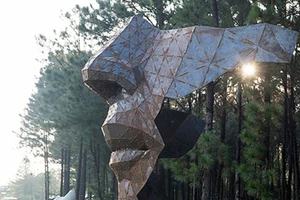 Daniel Pérez (Tây Ban nha), Mảnh vỡ thế kỷ 21, thép, 300 x 360 x 280 cm, 2019. nguồn | FCAM