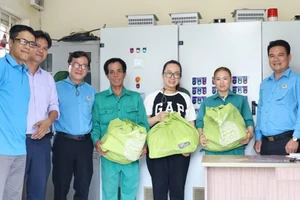 Đại diện công đoàn tại Thành phố Hồ Chí Minh thăm, tặng quà cá nhân có hoàn cảnh khó khăn. (Ảnh Hồng Giang)