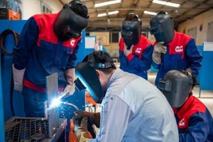 Hàn điện là một trong những ngành "khát" lao động tại nhiều quốc gia.