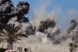 Một cuộc không kích trút xuống Dải Gaza.