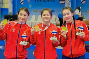 Ba nữ đô vật Nguyễn Thị Mỹ Trang, Nguyễn Thị Mỹ Linh và Nguyễn Thị Mỹ Hạnh (từ trái qua) trong giờ phút chiến thắng.