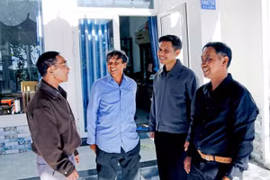 Ông Kwuyên Cil trò chuyện với người dân tổ dân phố B’ Nơr B.