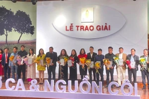 Ban tổ chức trao giải cho các tác giả trong cuộc thi “Thơ ca và nguồn cội”. (Ảnh Diên Khánh)