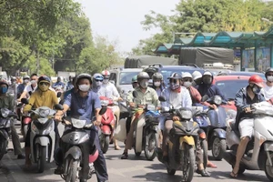 Lượng xe máy quá lớn là một trong những nguyên nhân gây ùn tắc giao thông và ô nhiễm môi trường không khí ở Hà Nội. 