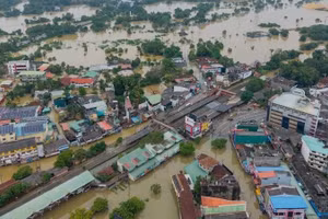 Sri Lanka chìm trong lũ dữ.