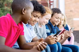 Có rất nhiều nguy cơ rình rập trẻ em trên không gian mạng, nhưng cùng đó cũng còn là cơ hội phát triển bản thân.