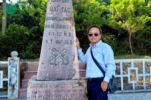 Tác giả bên cột mốc chủ quyền trên đảo Hải Tặc.