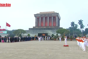[Video] Đại biểu dự Đại hội XIV vào Lăng viếng Chủ tịch Hồ Chí Minh