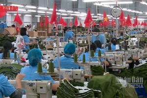 [Video] Người lao động thi đua sản xuất, đặt kỳ vọng vào Đại hội lần thứ XIV của Đảng