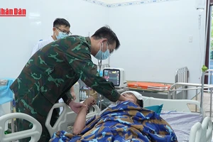 [Video] Đưa bệnh nhân nguy kịch về đất liền điều trị bằng trực thăng 