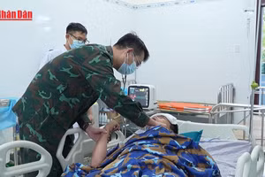 [Video] Đưa bệnh nhân nguy kịch về đất liền điều trị bằng trực thăng 