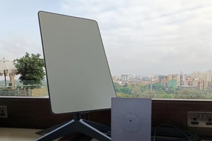 Bộ thiết bị thu phát tín hiệu Internet vệ tinh Starlink.
