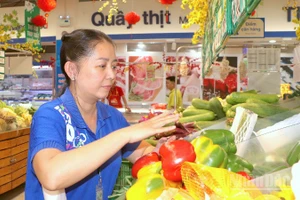 Để bảo vệ người tiêu dùng, một “quy định cứng” đã được thiết lập, đó là thực phẩm bán ra phải còn hạn sử dụng tối thiểu hơn 50%.