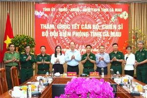 Ủy viên Trung ương Đảng, Bí thư Tỉnh ủy Cà Mau Nguyễn Hồ Hải (thứ 5 từ trái qua) cùng Đoàn công tác của Tỉnh ủy Cà Mau chụp hình lưu niệm khi đến thăm Ban Chỉ huy Bộ đội Biên phòng Cà Mau. 