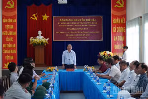 Ủy viên Trung ương Đảng, Bí thư Tỉnh ủy Nguyễn Hồ Hải (đứng) làm việc với đơn vị thi công Dự án nâng cấp Cảng Hàng không Cà Mau vào chiều muộn 23/2.