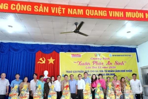 Đại diện Hiệp hội Doanh nghiệp tỉnh Cà Mau, Cơ quan đại diện Báo Nhân Dân tại khu vực miền nam và đơn vị đồng hành trao quà Tết tại xã Lương Thế Trân.